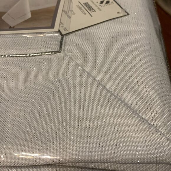 Saro Bourget white tablecloth 65" x 90". Silver piping Beautiful/great quality - Picture 7 of 9